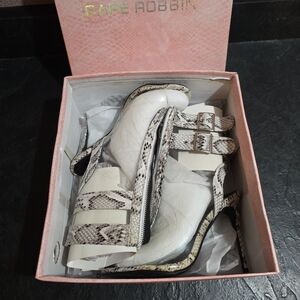 Cape Robbin White Ultimate Goals Heeled Sandals Fashion Nova Size 7 HP4152 NIB